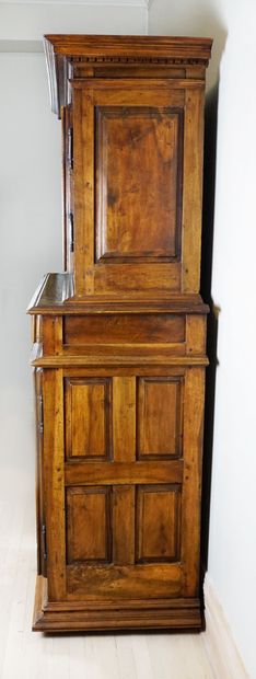 Meuble à deux corps en bois naturel, d'époque...