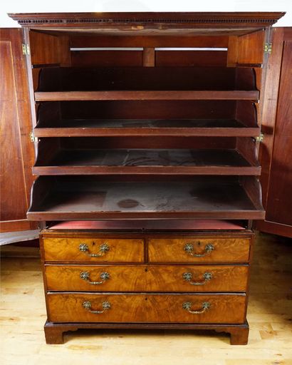 Commode anglaise à deux corps, d'époque Georges...