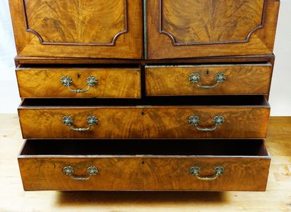 Commode anglaise à deux corps, d'époque Georges...