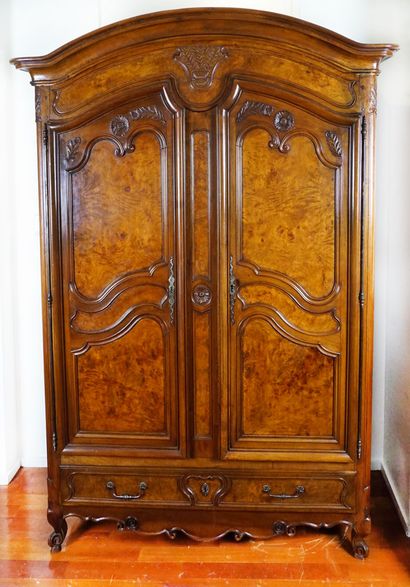 Armoire d’époque Louis XV en bois mouluré...