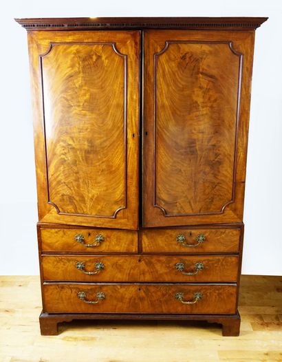 Commode anglaise à deux corps, d'époque Georges...