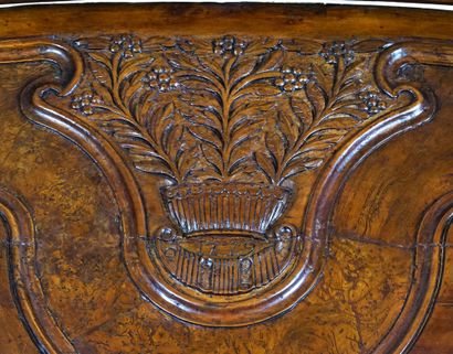 Armoire d’époque Louis XV en bois mouluré...
