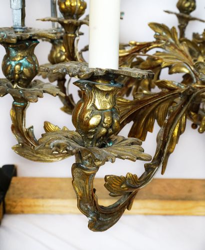 Lustre de style Louis XV en bronze patiné...