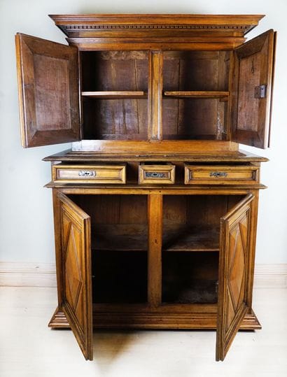 Meuble à deux corps en bois naturel, d'époque...
