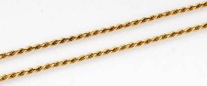 14K GOLD

14K gold chain with twisted link.

Gross...