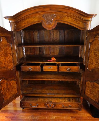 Armoire d’époque Louis XV en bois mouluré...
