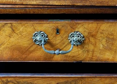 Commode anglaise à deux corps, d'époque Georges...