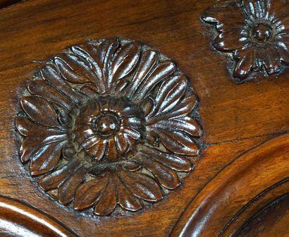 Armoire d’époque Louis XV en bois mouluré...