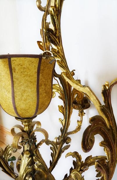 Grand lustre de style Louis XV en bronze...
