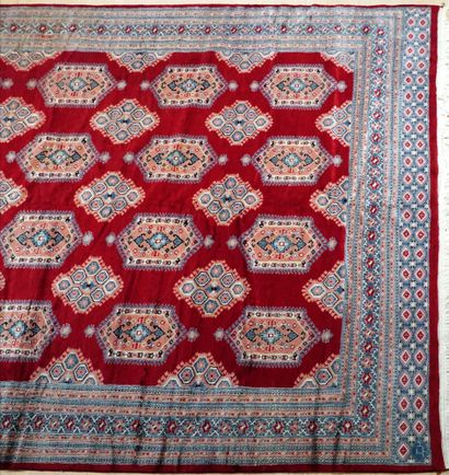 Important tapis Boukara aux motifs géométriques...