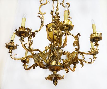Grand lustre de style Louis XV en bronze...