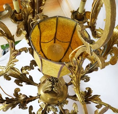 Grand lustre de style Louis XV en bronze...
