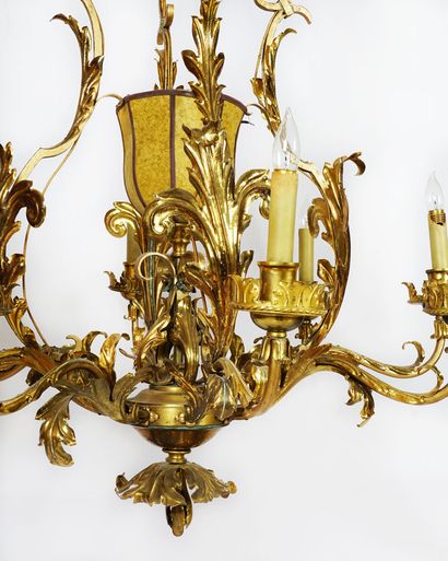 Grand lustre de style Louis XV en bronze...
