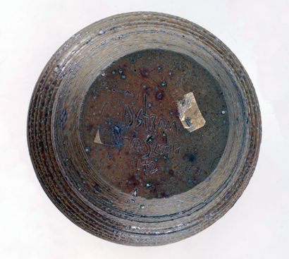 OSTROM, Walter (1944-)
Vase cannelé
Céramique
Signée,...