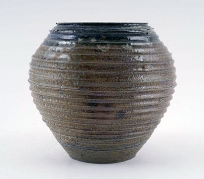 OSTROM, Walter (1944-)
Vase cannelé
Céramique
Signée,...