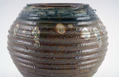 OSTROM, Walter (1944-)
Vase cannelé
Céramique
Signée,...
