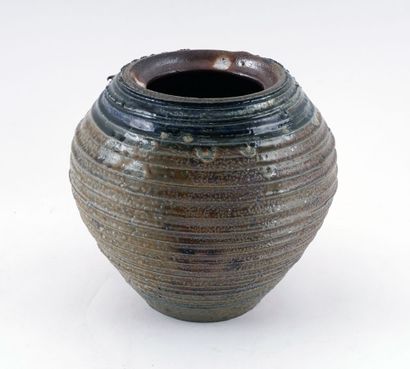 OSTROM, Walter (1944-)
Vase cannelé
Céramique
Signée,...