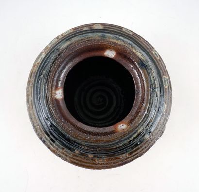 OSTROM, Walter (1944-)
Vase cannelé
Céramique
Signée,...