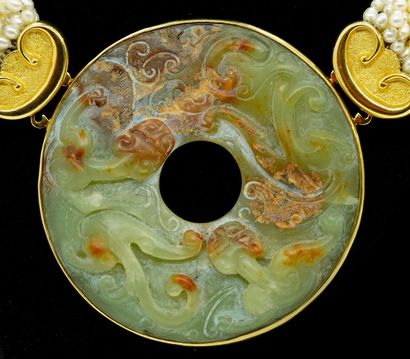JADE, PERLES, OR 18K
Pendentif-medaillon...