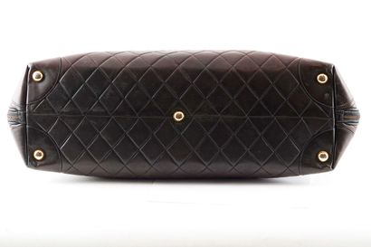 CHANEL
Sac à main modèle grand en cuir matelassé...