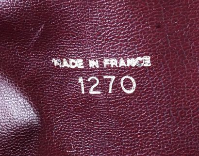 CHANEL
Sac à main modèle grand en cuir matelassé...