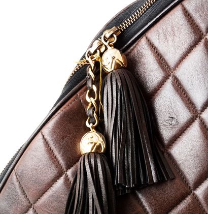 CHANEL
Sac à main modèle grand en cuir matelassé...