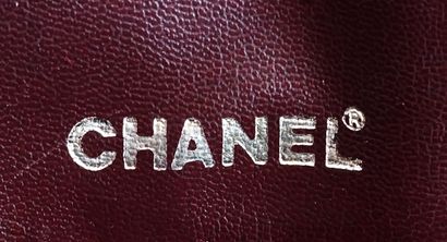 CHANEL
Sac à main modèle grand en cuir matelassé...
