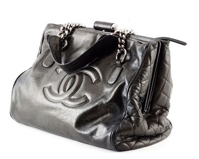 CHANEL
Sac à main modèle grand shopping en...