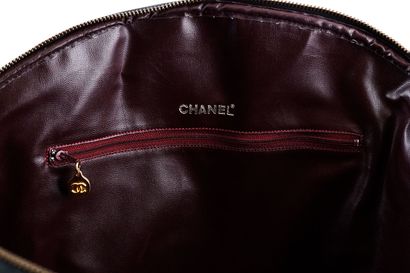CHANEL
Sac à main modèle grand en cuir matelassé...