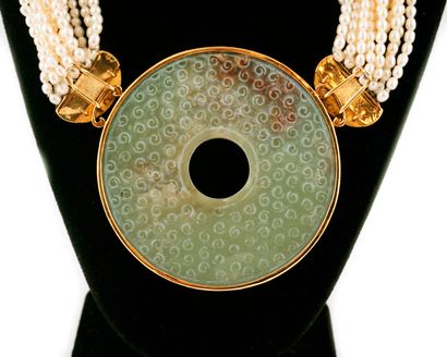 JADE, PERLES, OR 18K
Pendentif-medaillon...