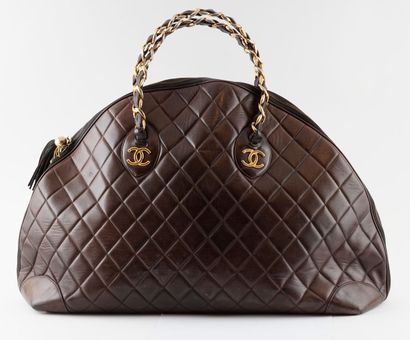 CHANEL
Sac à main modèle grand en cuir matelassé...
