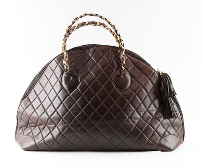 CHANEL
Sac à main modèle grand en cuir matelassé...