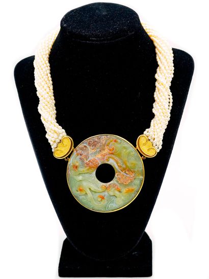 JADE, PERLES, OR 18K
Pendentif-medaillon...