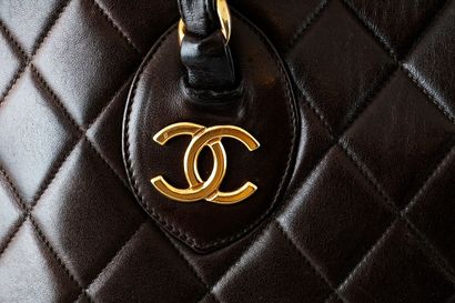 CHANEL
Sac à main modèle grand en cuir matelassé...