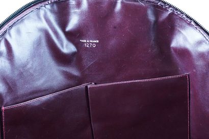 CHANEL
Sac à main modèle grand en cuir matelassé...