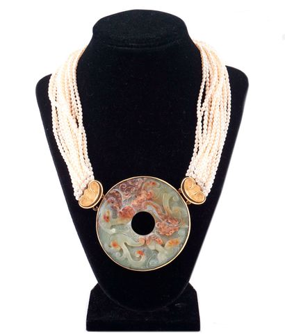 JADE, PERLES, OR 18K
Pendentif-medaillon...