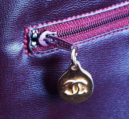 CHANEL
Sac à main modèle grand en cuir matelassé...
