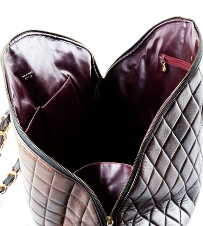 CHANEL
Sac à main modèle grand en cuir matelassé...