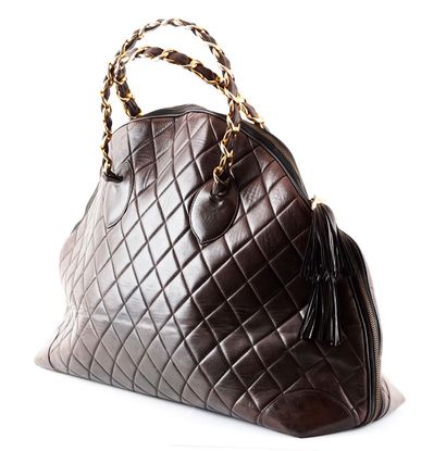 CHANEL
Sac à main modèle grand en cuir matelassé...