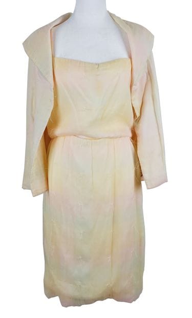 CHANEL
Ensemble Chanel de couleurs pastel...