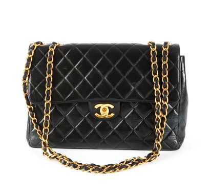 CHANEL
Chanel Jumbo shoulder bag in black...