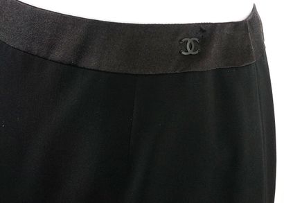 CHANEL
Deux jupes Chanel, une 100% soie,...