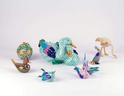 HEREND 
Lot de sept (7) figurines en porcelaine...