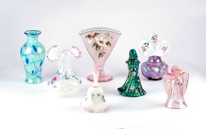 FENTON 
Lot de quatres (4) vases, clochette...