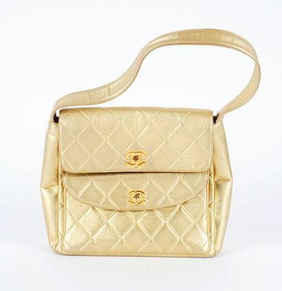CHANEL DOUBLE POCKET
Chanel double-pocket...