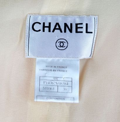 CHANEL
Ensemble Chanel de couleurs pastel...