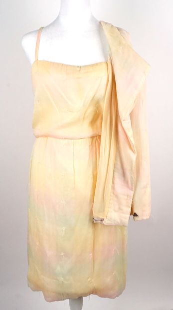 CHANEL
Ensemble Chanel de couleurs pastel...