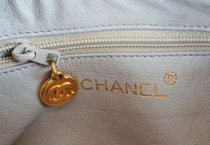 CHANEL
Chanel Camera shoulder bag in gold...