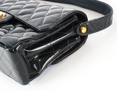 CHANEL
Double-sided Chanel bag in black patent...