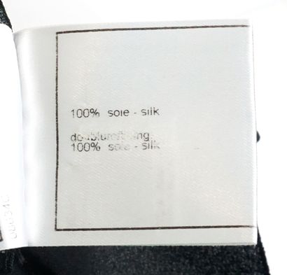CHANEL
Deux jupes Chanel, une 100% soie,...